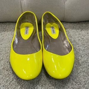 Steve Madden yellow flats sz 12